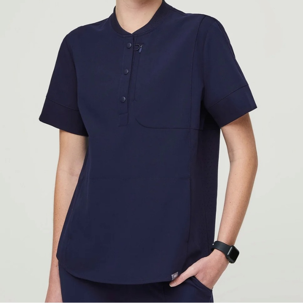 FIGS Women’s Scrub Top